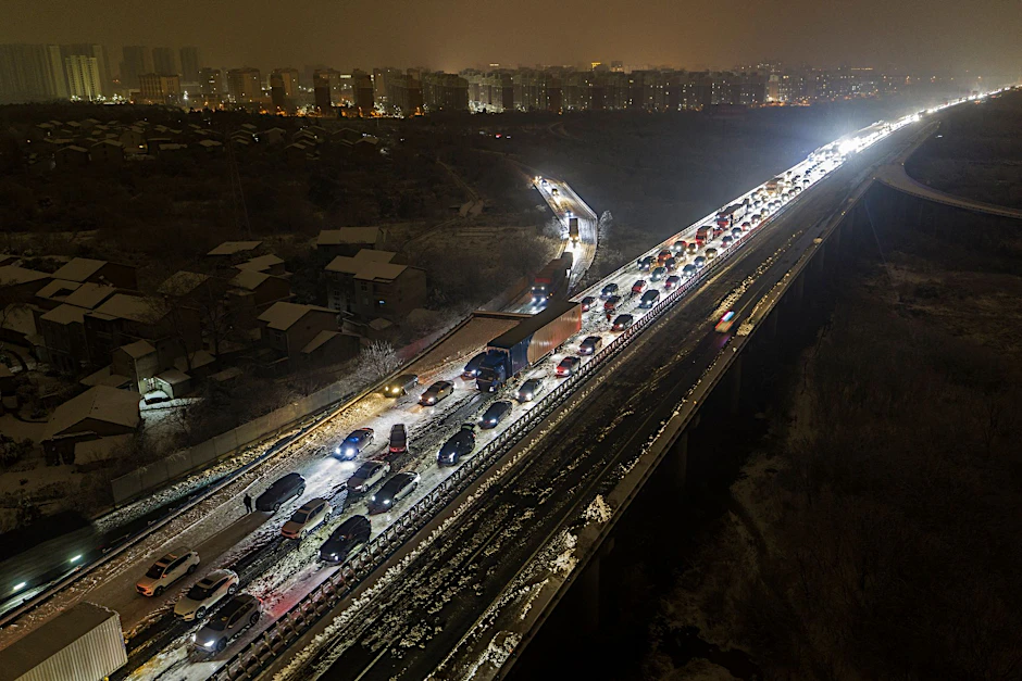 Fahrzeuge stecken auf einer Schnellstraße am Stadtrand von Wuhan fest: In Zentral- und Ostchina fiel viel Schnee.  