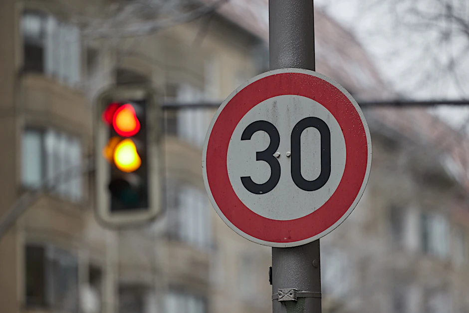 In 34 Straßen wird die Begrenzung auf 30 Kilometer pro Stunde aufgehoben, stattdessen dürfen Autofahrer hier wieder mit Tempo 50 fahren.