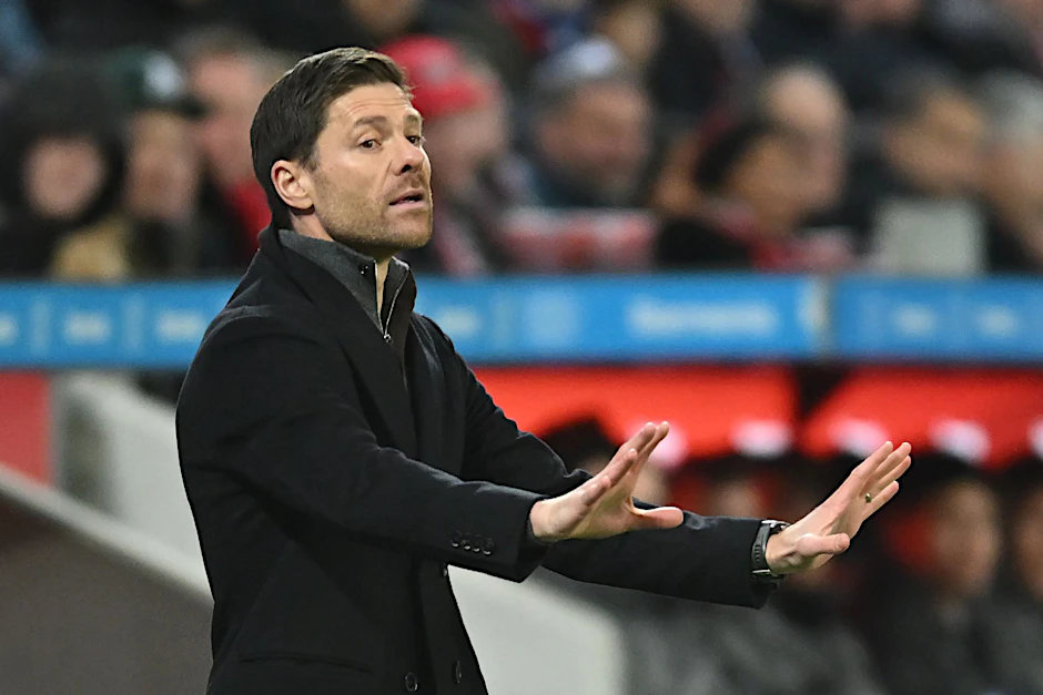 ARCHIV - Leverkusens Trainer Xabi Alonso freut sich auf das Pokalspiel gegen den VfB Stuttgart.  