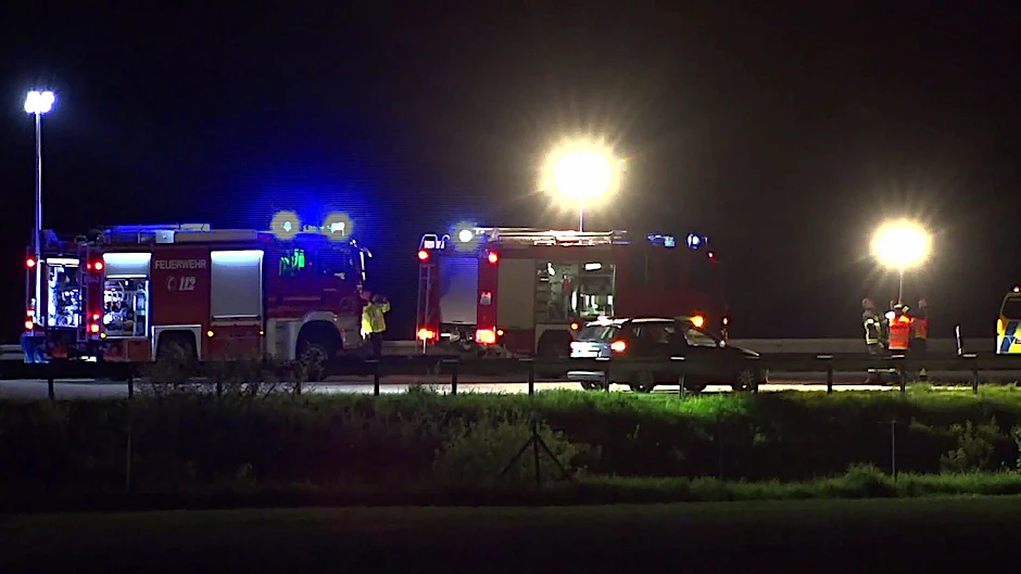 Feuerwehrautos leuchten auf der A9 das Auto aus, in dem Carolin G. erschossen wurde.