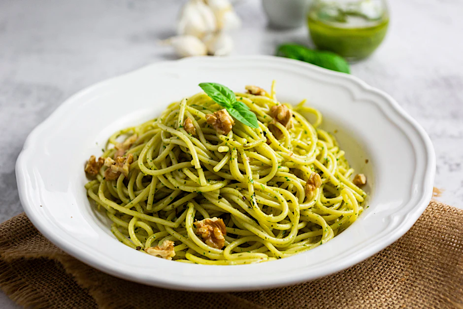 Spaghetti schmecken mit Pesto besonders lecker: Probieren Sie unser Feldsalat-Pesto.&nbsp;