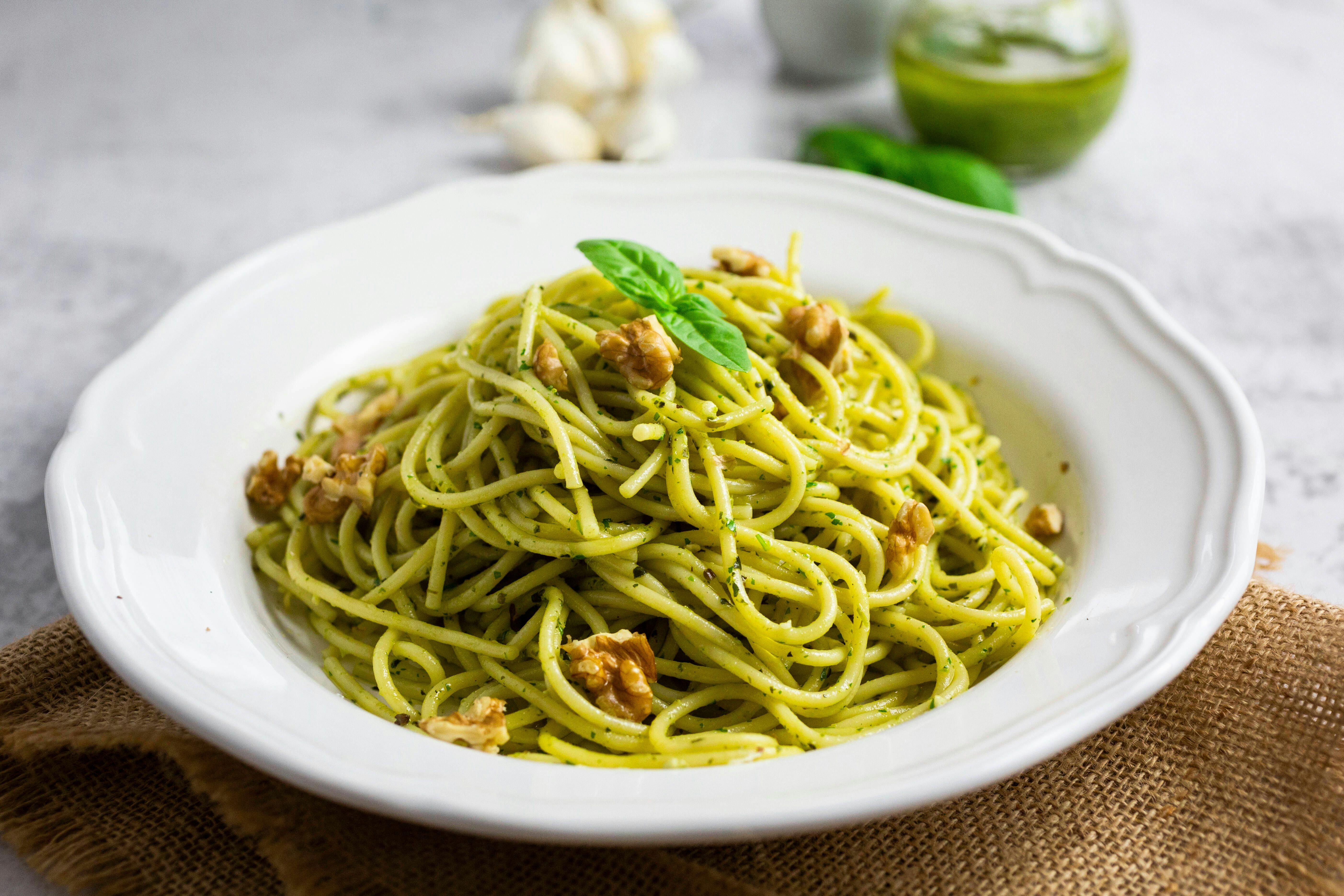 Duftende Frühlings-Pasta: Rezept für Spaghetti mit Feldsalat-Pesto und Käse