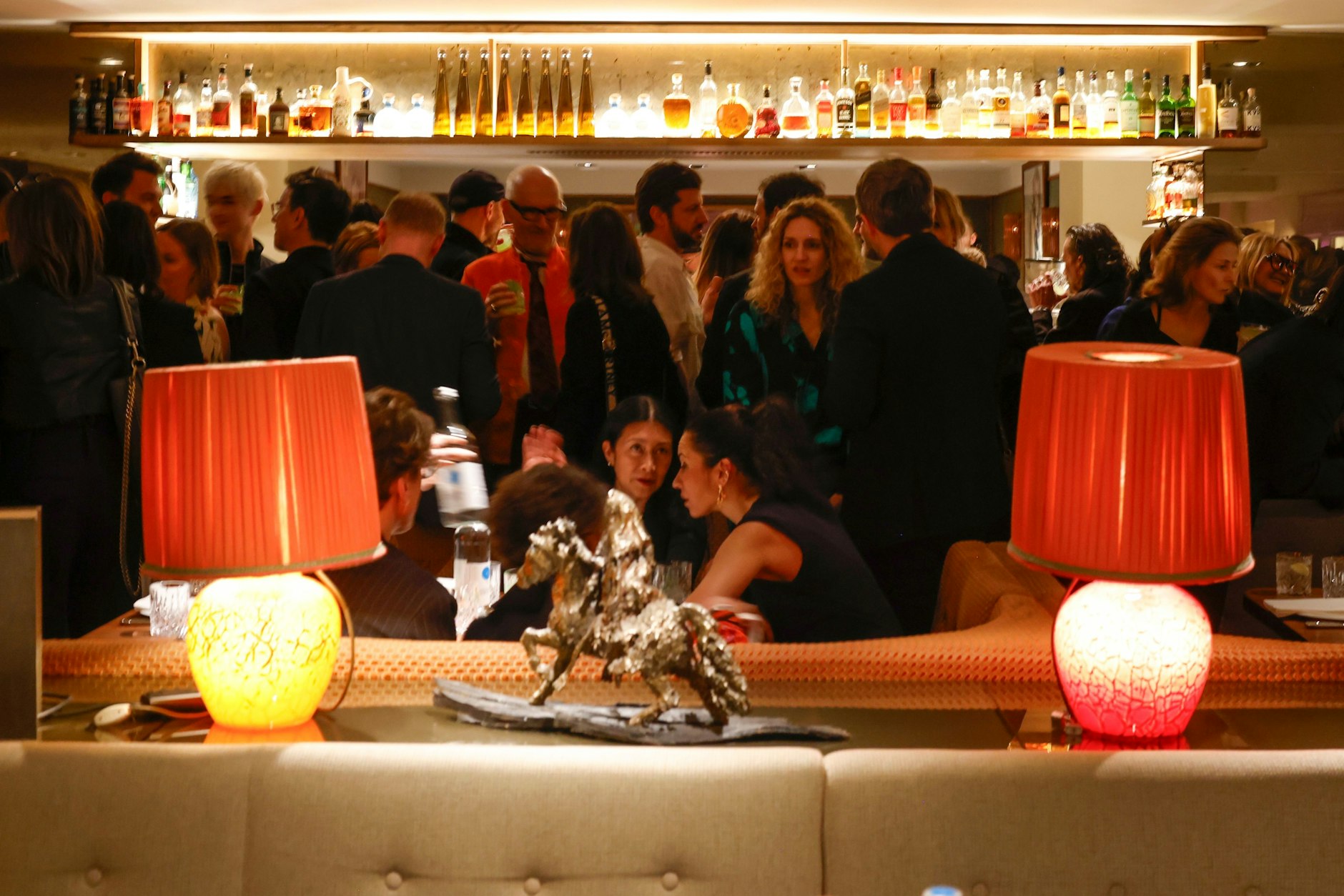 Lampen an: Beim Eröffnungs-Dinner im Grill Royal wurde allerdings nicht nur getrunken, sondern auch diskutiert.