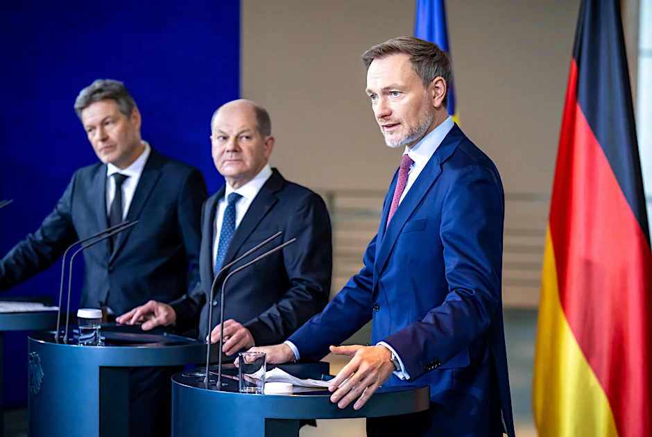 Robert Habeck (Bündnis 90/Die Grünen), Bundesminister für Wirtschaft und Klimaschutz, Bundeskanzler Olaf Scholz (SPD) und Christian Lindner (FDP), Bundesminister der Finanzen.