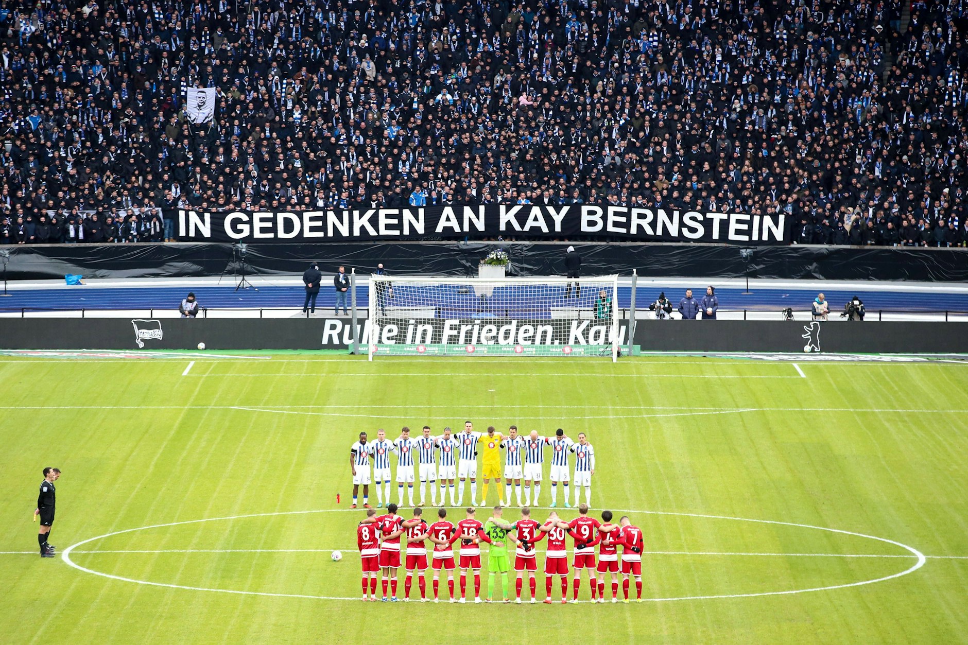 Beim ersten Spiel nach dem Tod von Kay Bernstein gedachten die Hertha-Fans in der Ostkurve ihrem gestorbenen Präsidenten. 