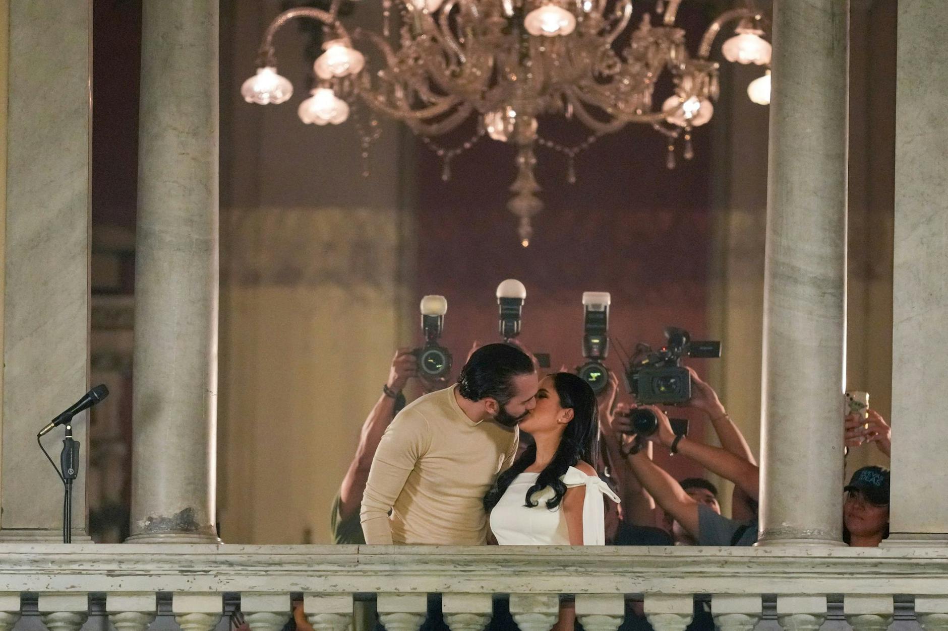 Ein vorläufiger Siegerkuss? Nayib Bukele küsst seine Frau Gabriela Rodriguez auf dem Balkon des Präsidentenpalastes. El Salvadors umstrittener Präsident steht vor einem klaren Sieg bei der Präsidenten- und Parlamentswahl - obwohl ihm eine zweite Amtszeit gemäß Verfassung gar nicht gestattet wäre.