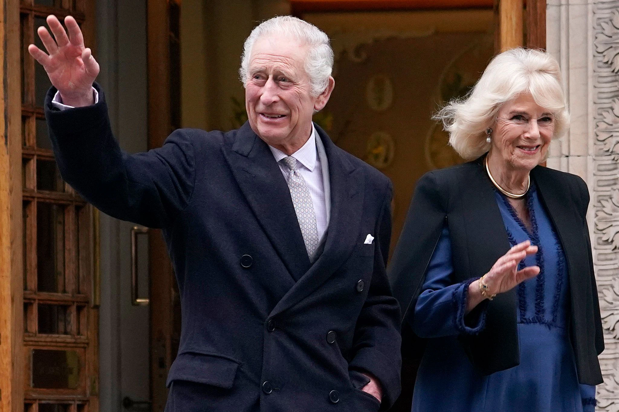 Ist König Charles erkrankt oder weilt im Ausland, kann er einige Aufgaben an „Counsellors of State“ übertragen. Dabei handelt es sich traditionell um die Ehefrau des Monarchen, also Königin Camilla, sowie die ersten vier Personen der Thronfolge.