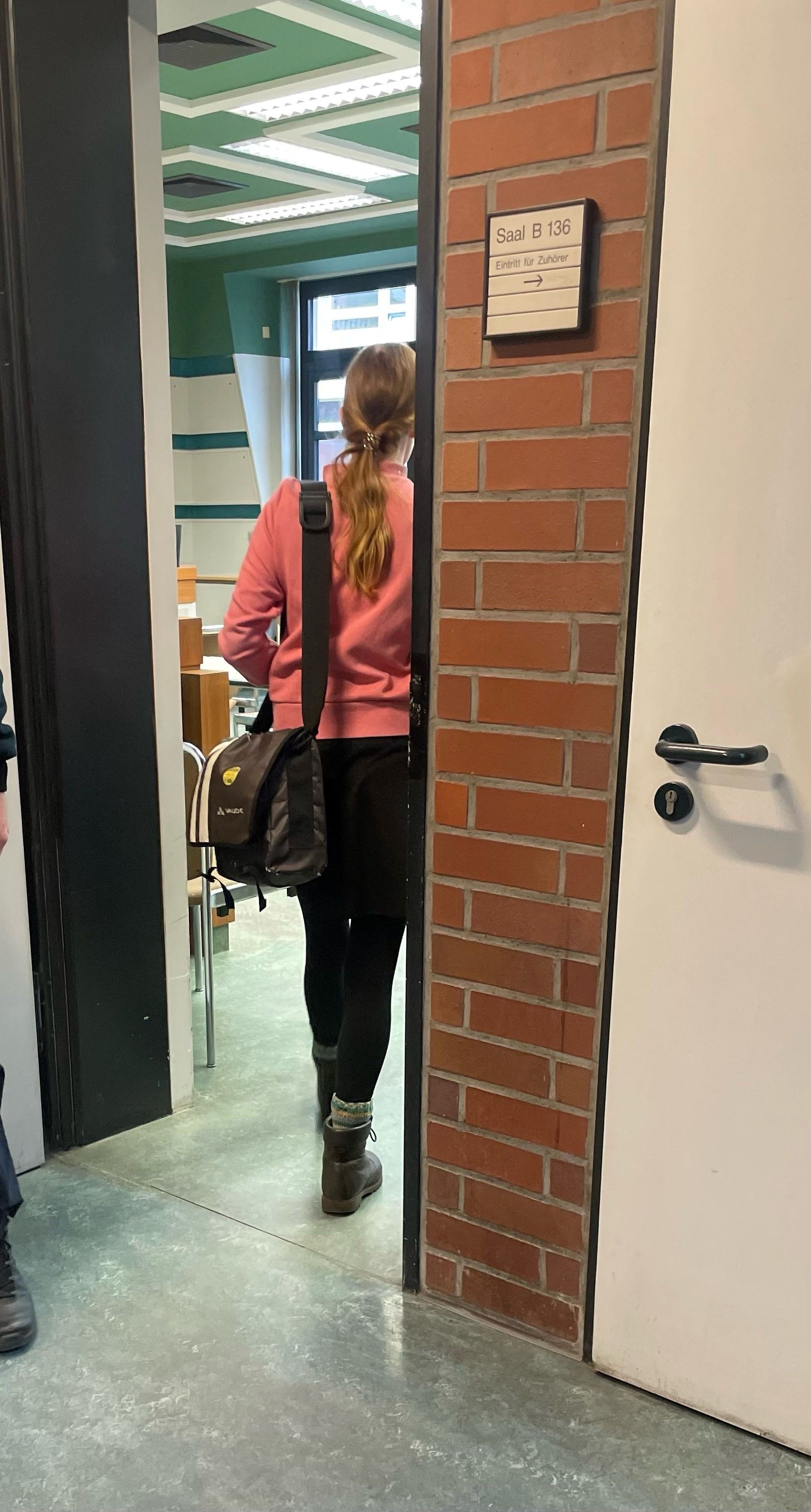 Berliner Richter verdonnert Klima-Kleberin zu Strafarbeit