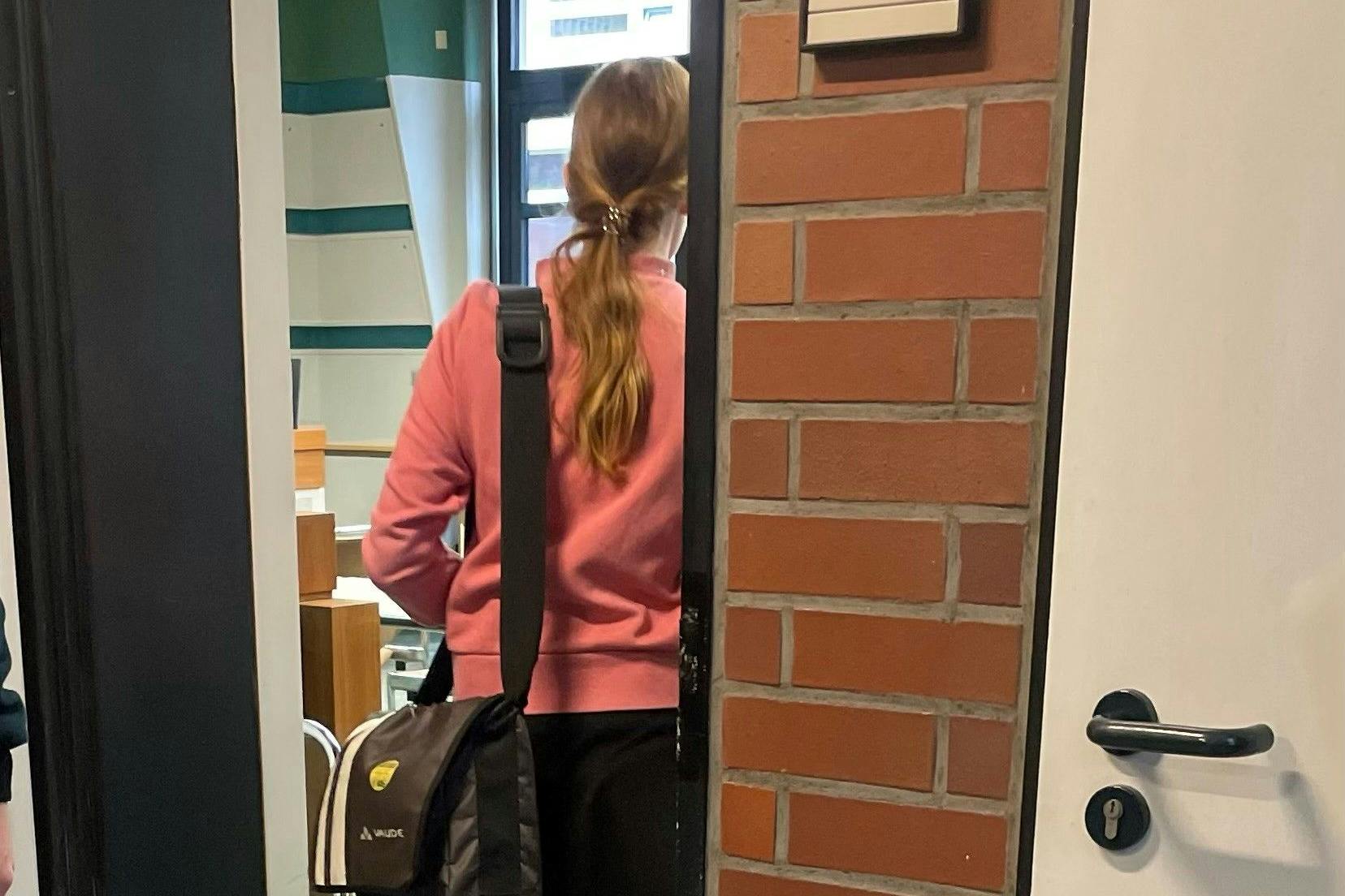 Die Klima-Kleberin auf dem Weg zum Gerichtssaal