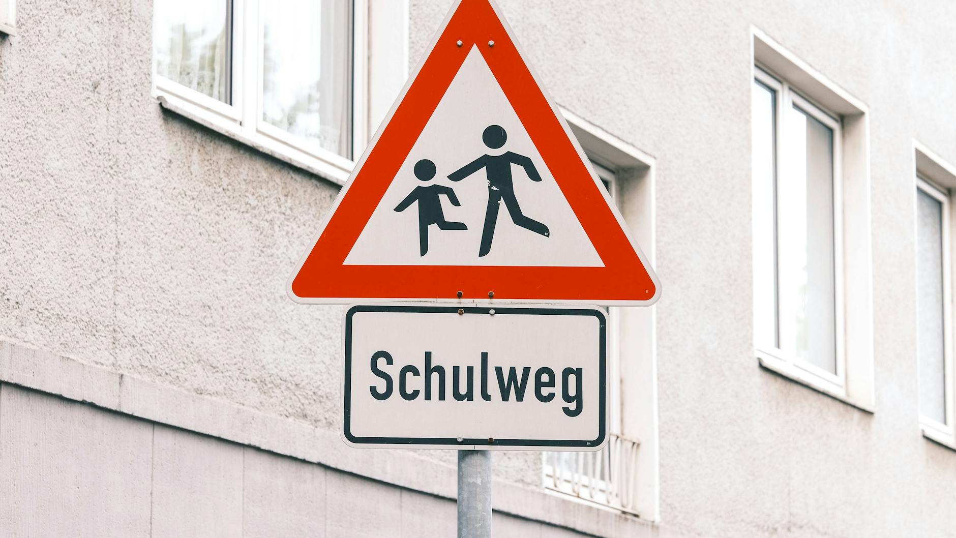 Die Schulleitung einer Erfurter Grundschule informiert, wie sich Kinder in Notsituationen richtig verhalten sollten.