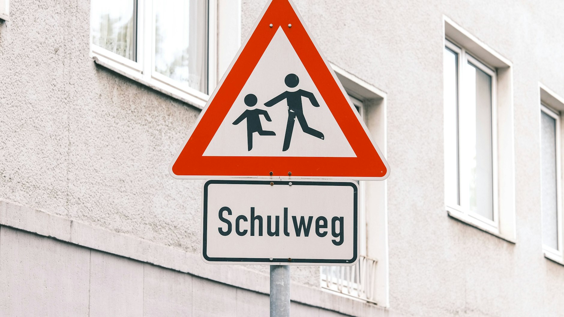 Die Schulleitung einer Erfurter Grundschule informiert, wie sich Kinder in Notsituationen richtig verhalten sollten.