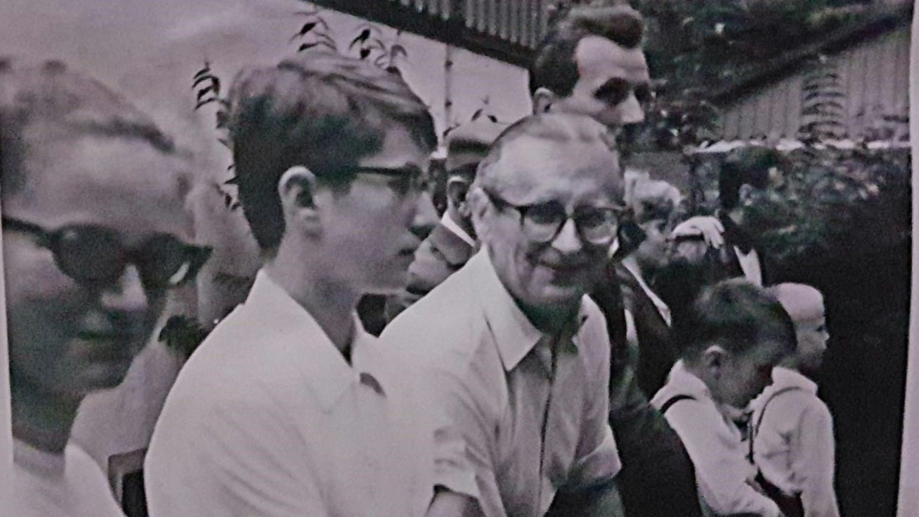 Der Tierpark Berlin ist ihre große Liebe. Das Foto von 1968 zeigt Ulrike Barthel mit ihrem Bruder und dem Vater beim Besuch des Alfred-Brehm-Hauses.