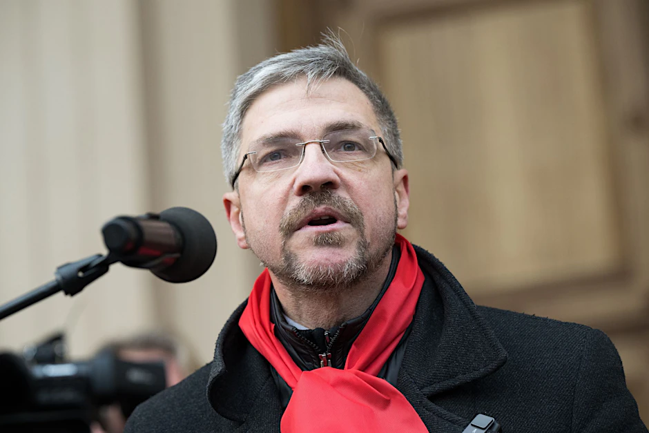 ARCHIV - Potsdams Oberbürgermeister Mike Schubert spricht während einer Demonstration.  Archivbild
