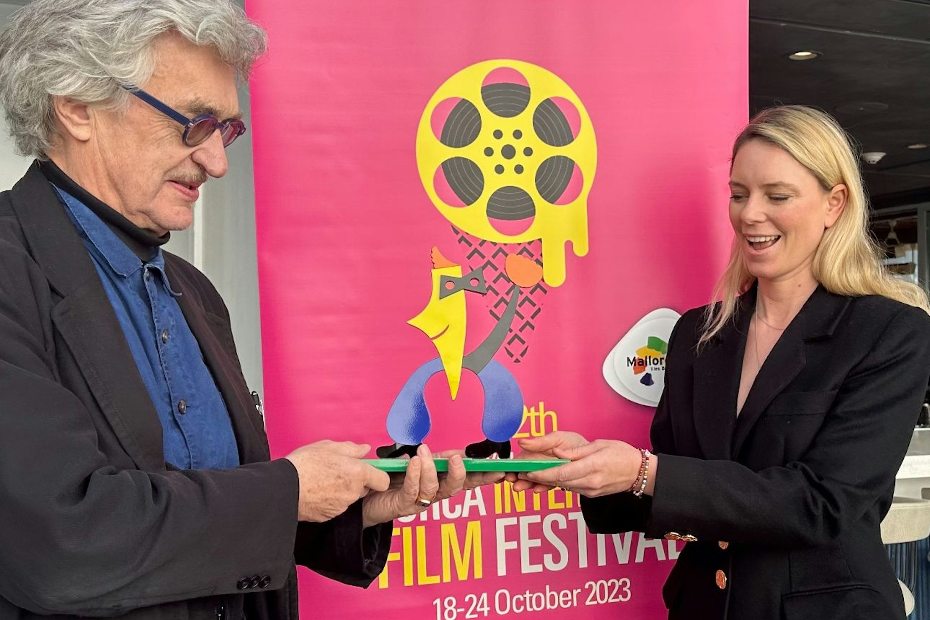 Sandra Seeling Lipski überreicht Wim Wenders den Preis als „Bester Regisseur“.