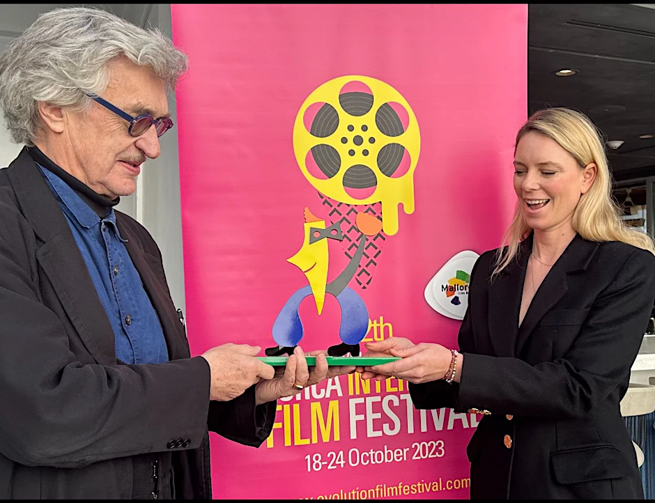 Sandra Seeling Lipski überreicht Wim Wenders den Preis als „Bester Regisseur“.