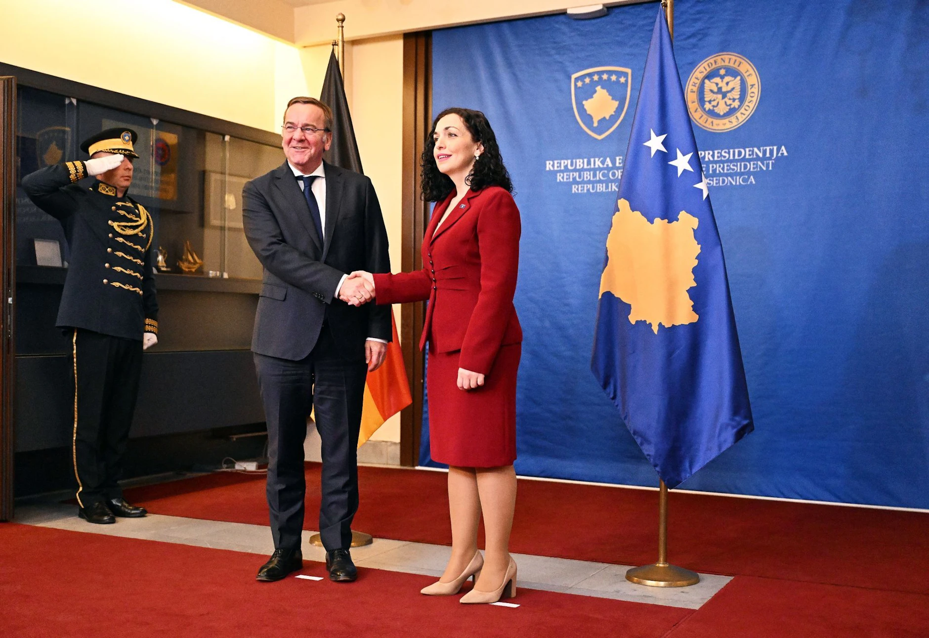 Boris Pistorius wird von Vjosa Osmani, Präsidentin der Republik Kosovo, begrüßt.  