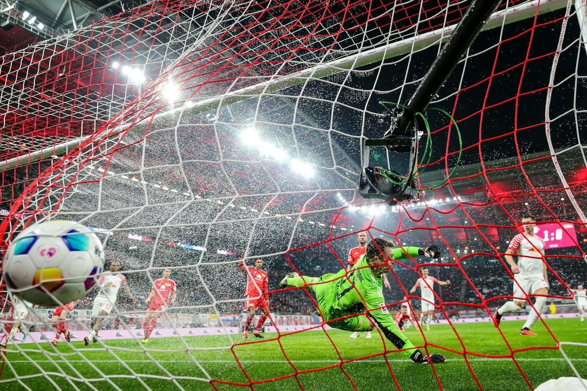 Union Berlins Torwart Alexander Schwolow kann das Tor zum 2:0 nicht verhindern. Nach zuletzt drei Niederlagen in Serie schafft Pokalsieger RB Leipzig den ersten Sieg 2024.  