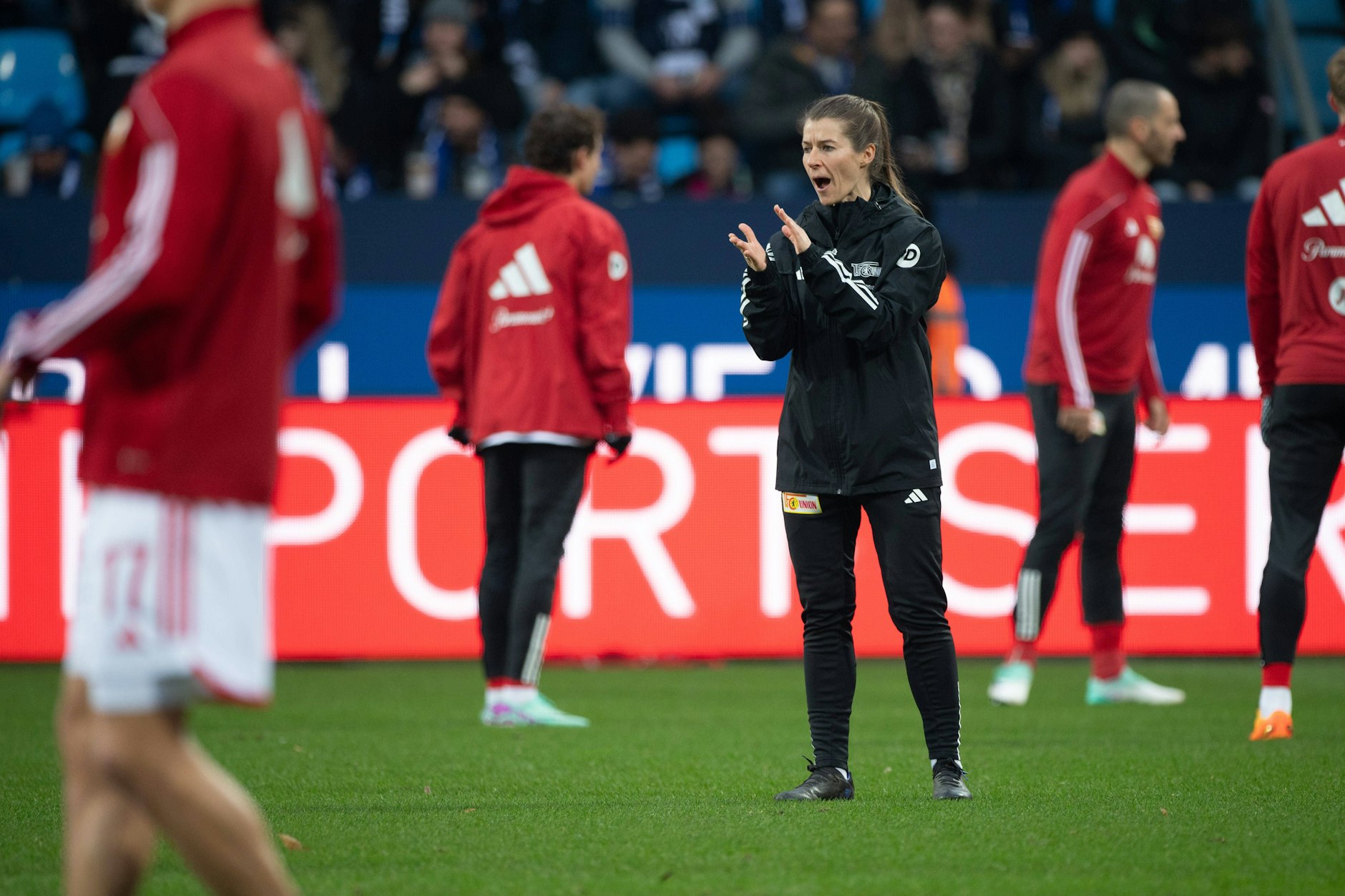 Co-Trainerin Marie-Louise Eta (32) gibt beim 1. FC Union nicht nur beim Aufwärmen den Ton an, sondern agiert auch als Trainer-Sprecherin ihres gesperrten Chefs Nenad Bjelica (52).