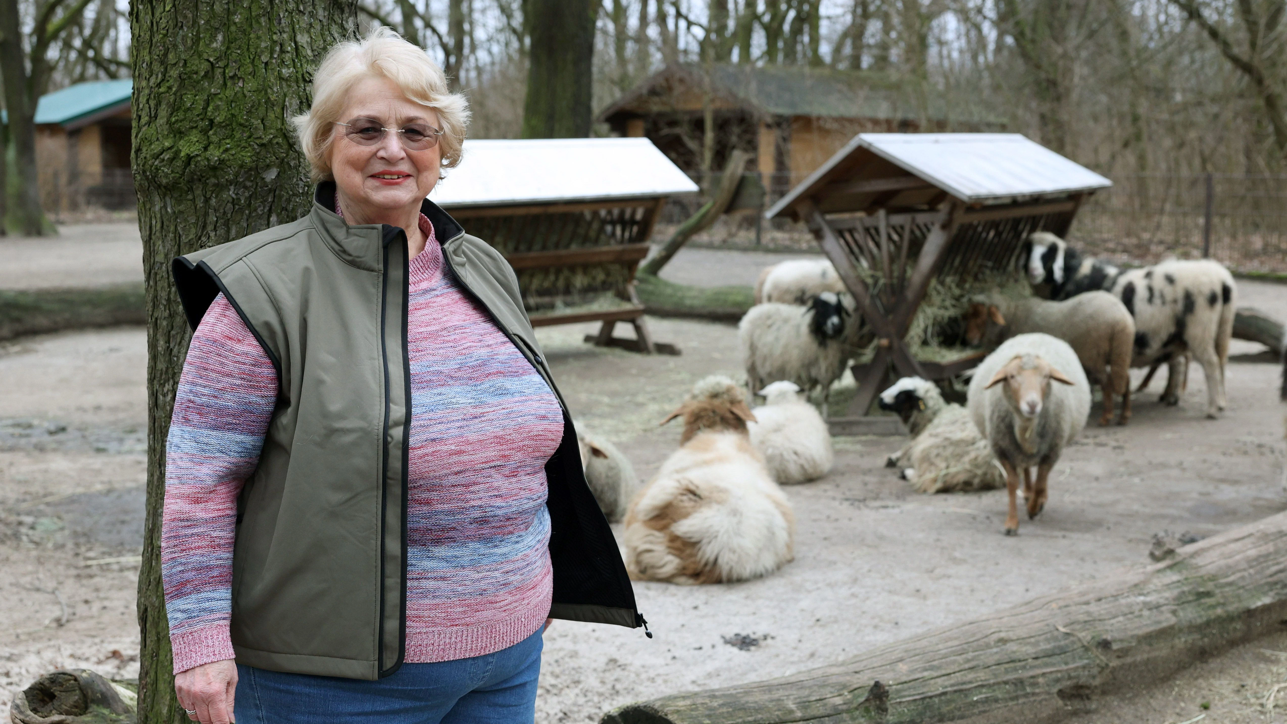 Ulrike Barthel im Streichelzoo mit über 20 Schafen und Ziegen: Es ist eines der Reviere, in dem die Pankowerin ehrenamtlich im Tierpark Berlin helfen wird.