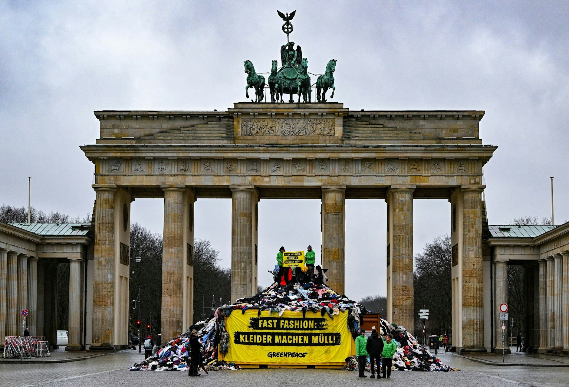 Heute beginnt die Fashion Week in Berlin. Aktivistinnen und Aktivisten von Greenpeace protestieren zu diesem Anlass gegen die Verschmutzung der Umwelt in Ghana durch Fast Fashion-Kleidung. Dazu haben sie symbolisch einen Berg aus Kleidung vor dem Brandenburger Tor errichtet.  