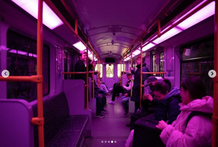 Image - Illegale Kunstaktion: Berliner U2 fährt in Lila durch Berlin