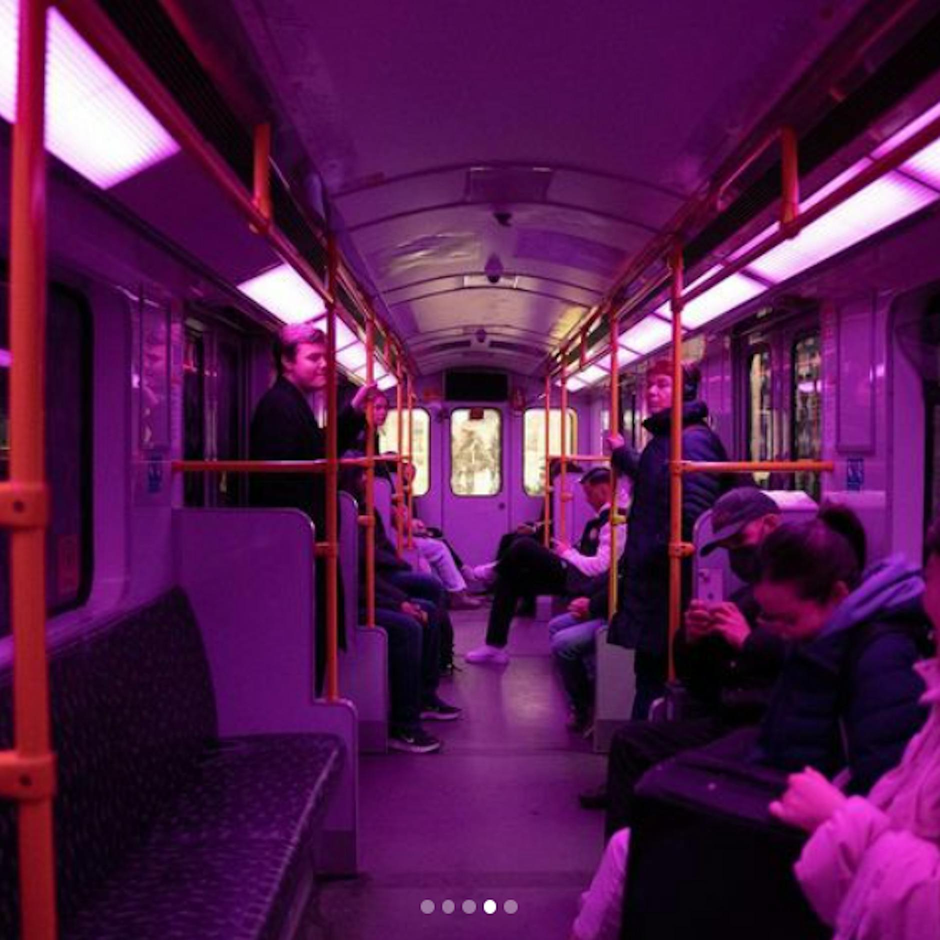 Illegale Kunstaktion: Berliner U2 fährt in Lila durch Berlin