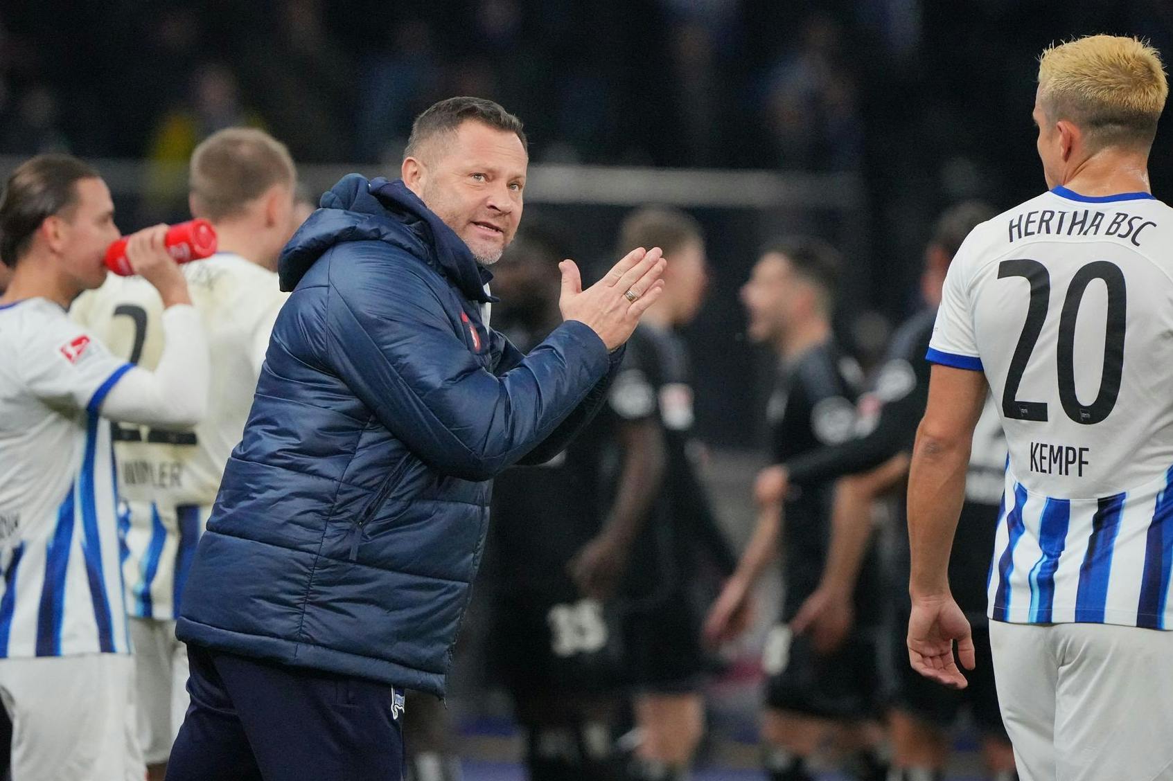 Herthas Trainer Pal Dardai gibt seinen Spielern Anweisungen. Sein Vertrag läuft am Saisonende aus.