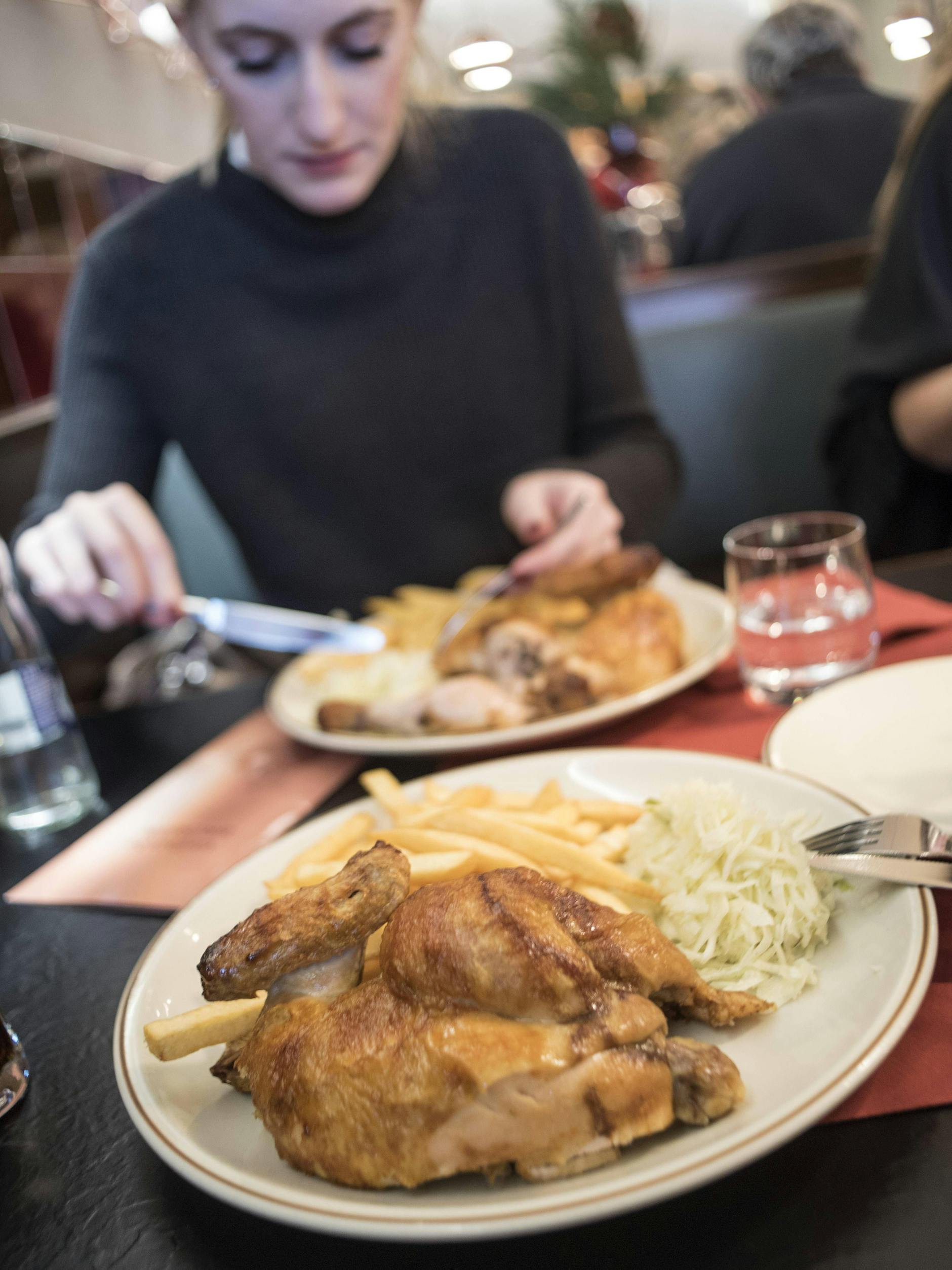 Ein schöner Broiler landet heute noch in einigen Lokalen auf dem Teller.