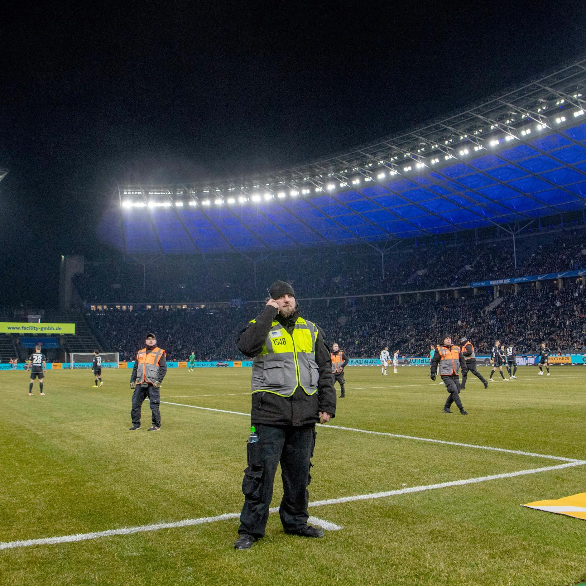 Vergangenen Sonnabend musste Herthas Heimspiel gegen den HSV für 33 Minuten unterbrochen werden, weil pausenlos aus der Ostkurve Tennisbälle auf den Rasen flogen.