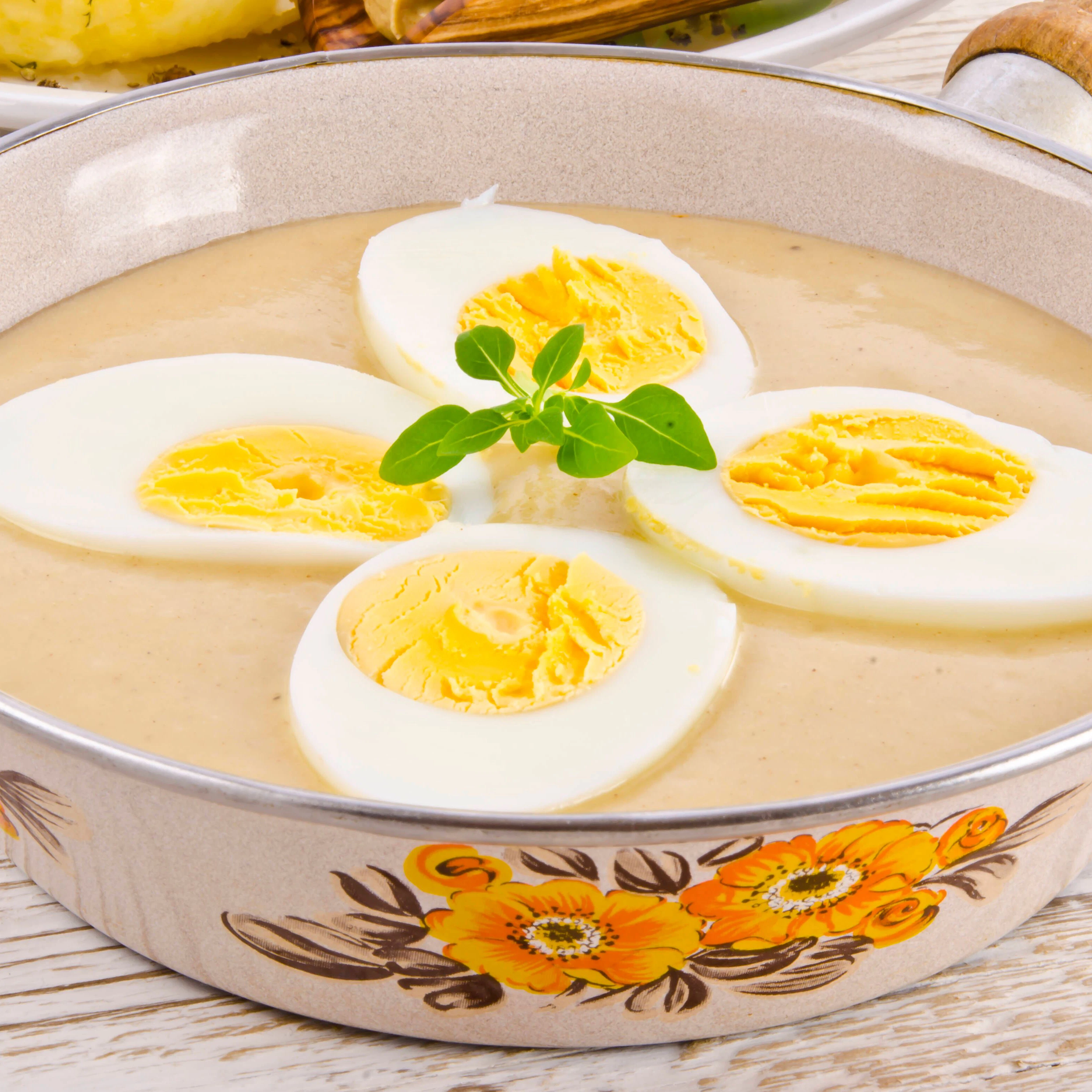 Die Eier sollten vor dem Servieren noch etwas in der süßsauren Sauce ziehen.  