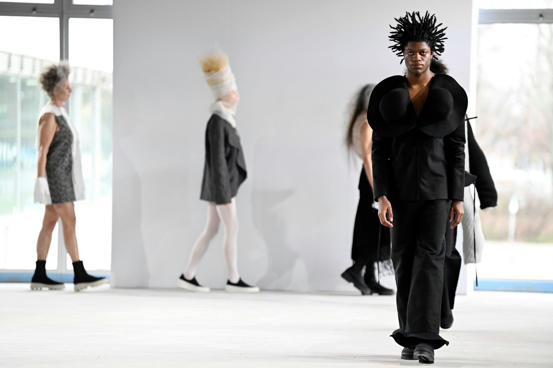 Das ukrainische Label DZHUS hat seine Entwürfe unter großen Schwierigkeiten fertiggestellt. Seit Ausbruch des Krieges ist Berlin für viele Marken aus der Ukraine Anlaufpunkt geworden.