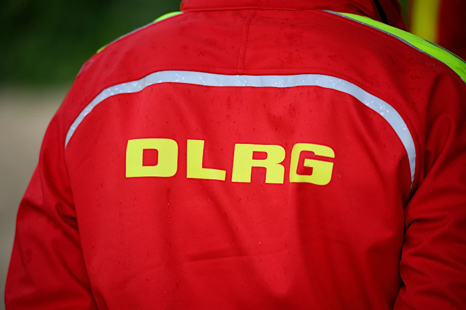 ARCHIV - Ein Mann mit einer DLRG Jacke.  