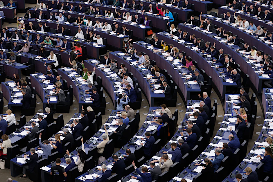 Abgeordnete stimmen im Europäischen Parlament in Straßburg über ein Gesetz ab.