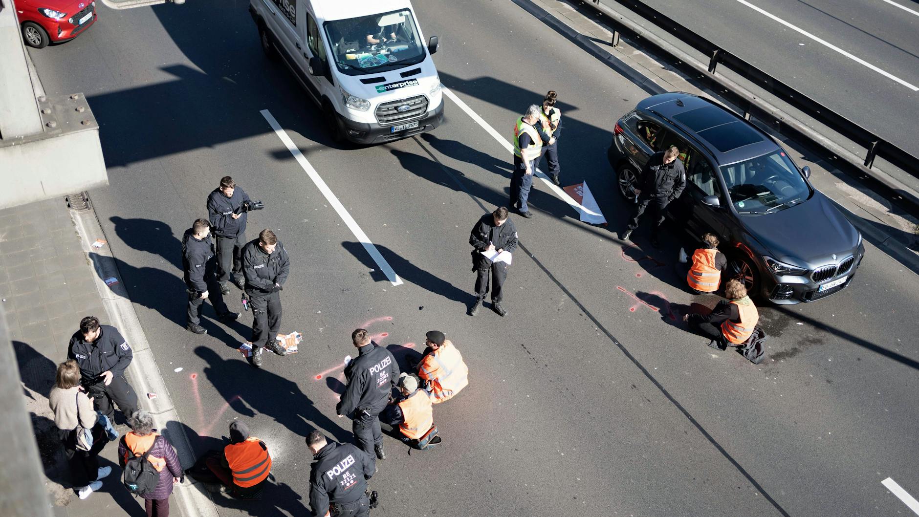 Auch Klima-Kleber sorgten dafür, dass Berliner im vergangenen Jahr lange im Stau stehen mussten.