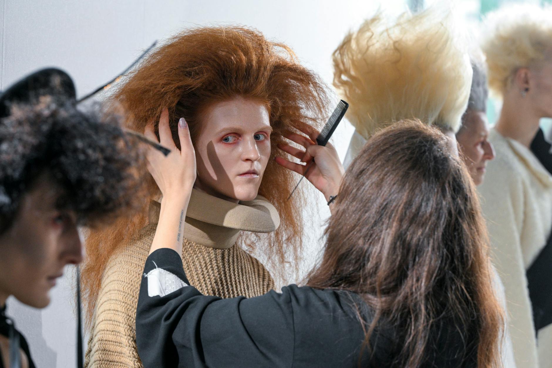 Mehr Haare - Die Zeiten der schlichten Frisuren sind vorbei: Models werden kurz vor der Show des ukrainischen Labels DZHUS gestylt.