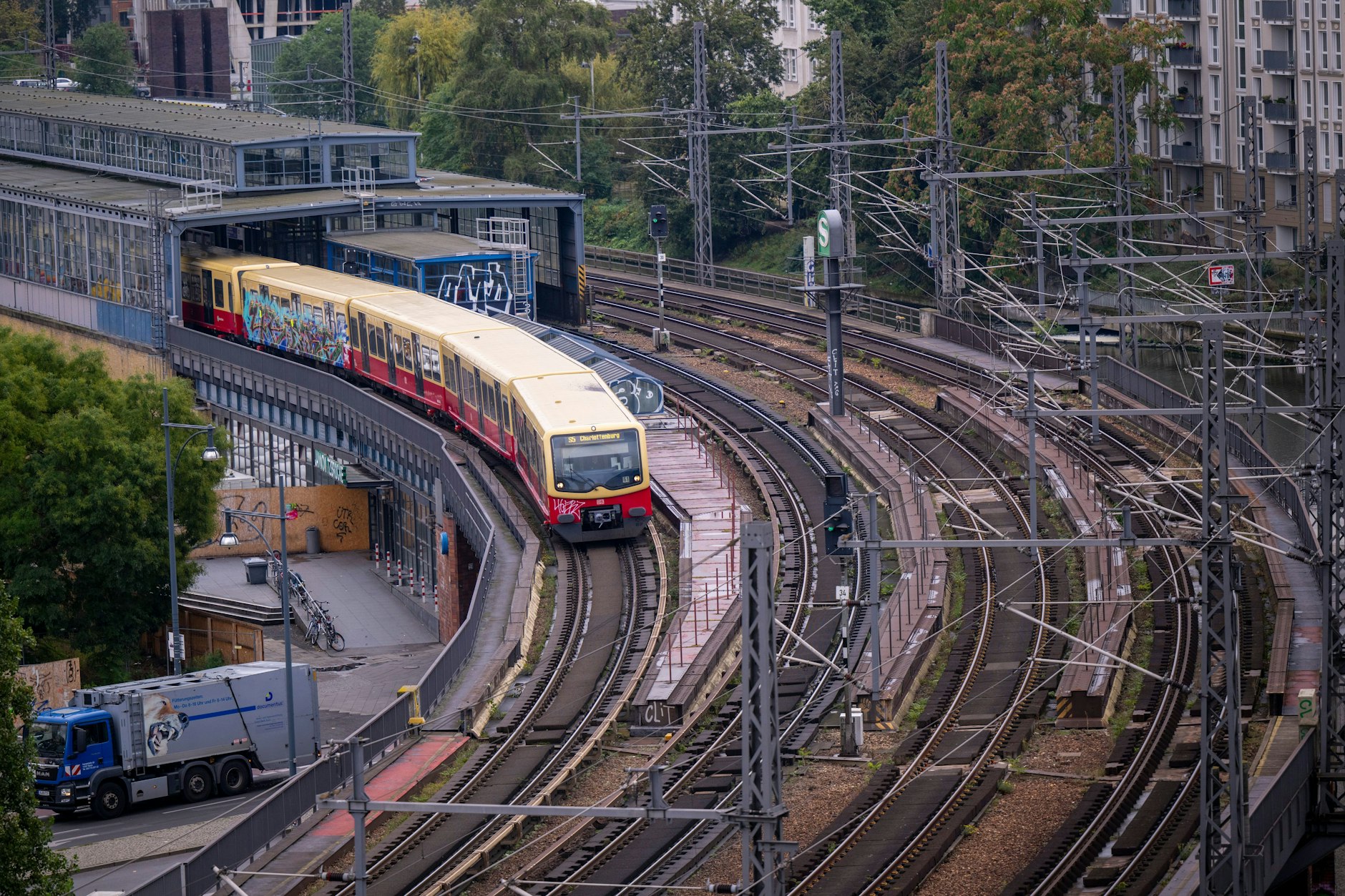 Wegen eines Kabeldiebstahls kommt es bei der Berliner S-Bahn derzeit zu Ausfällen und Verspätungen. 