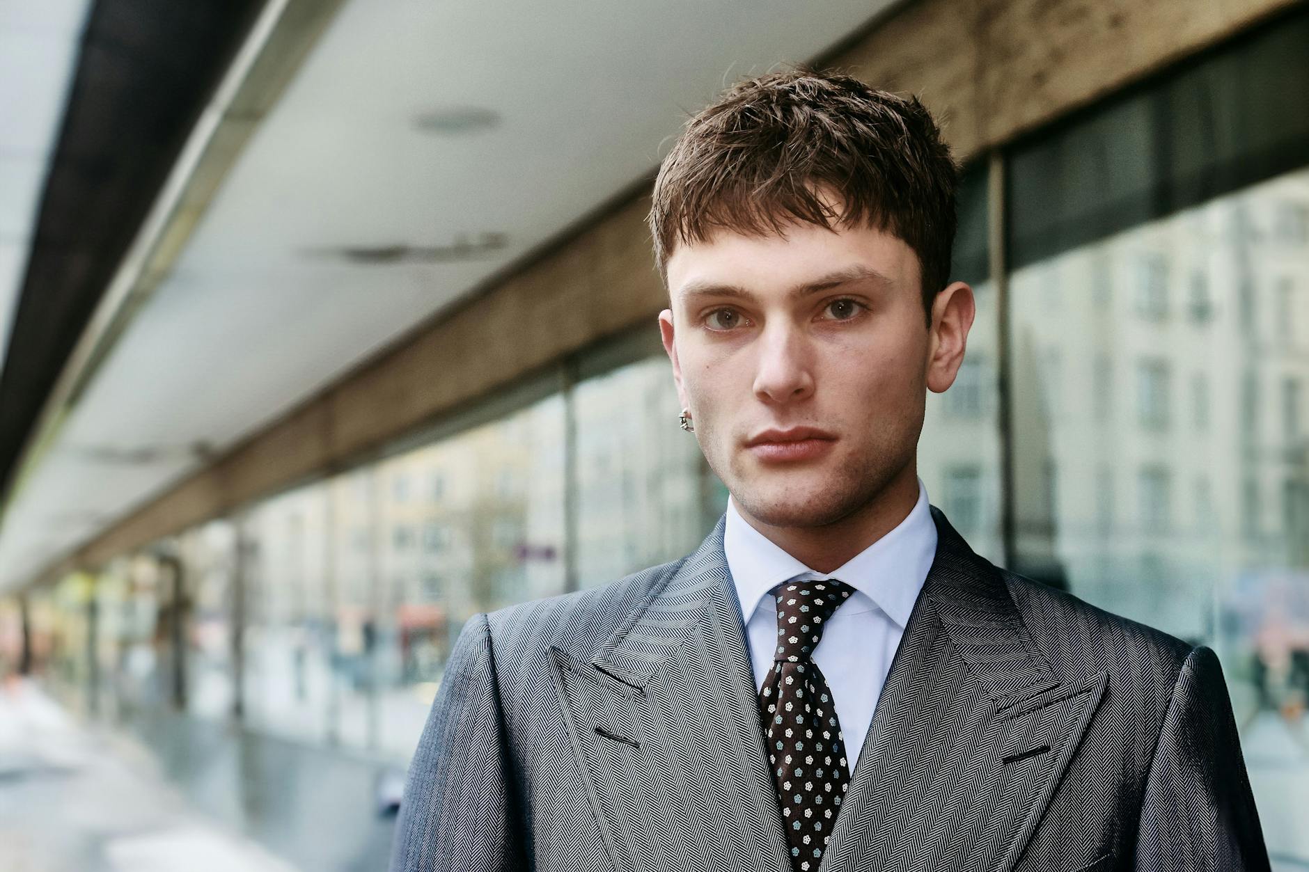 Kilian auf dem Weg zur Gerrit-Jacob-Show. Sein Look ruft: Tom Ford! 