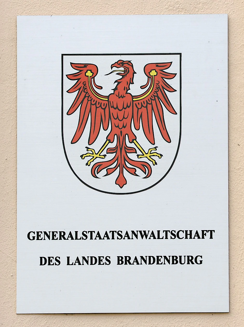 ARCHIV - Der brandenburgische Adler auf einem Schild am Gebäude der Generalstaatsanwaltschaft des Landes Brandenburg.  