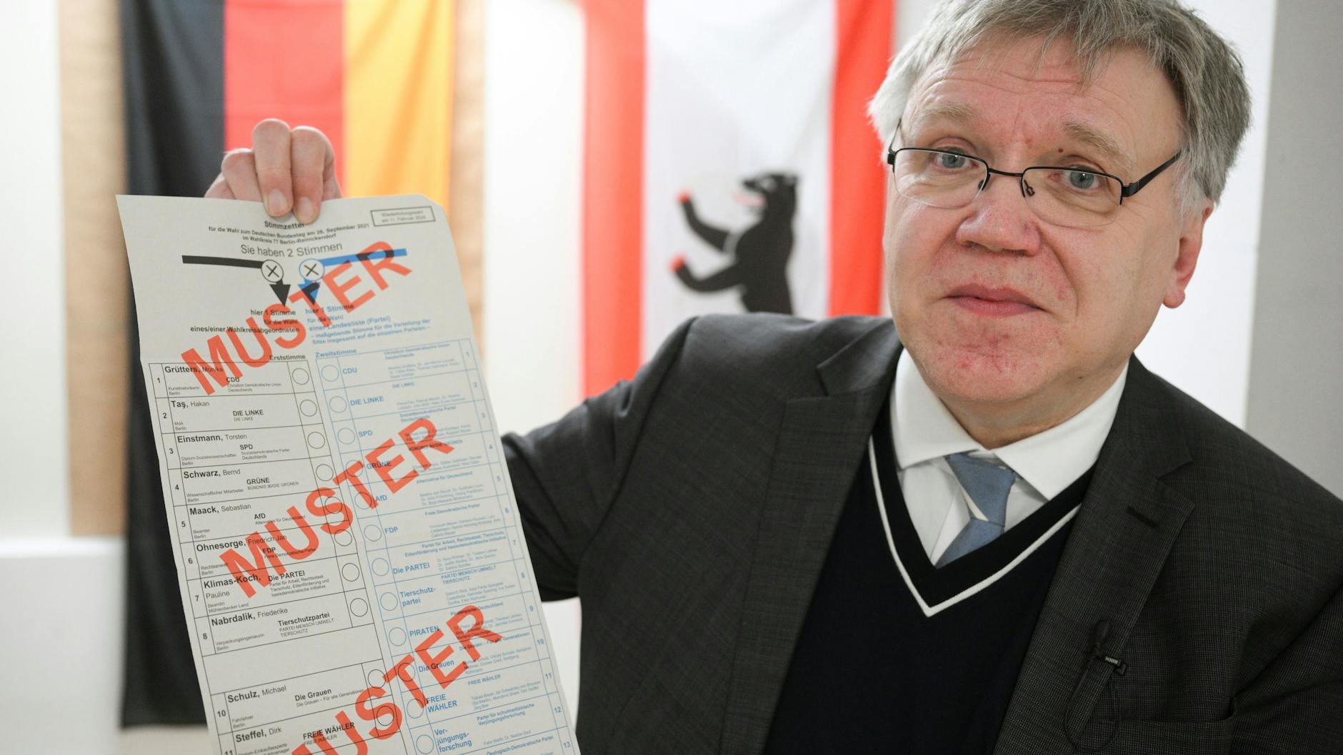 So sehen die Stimmzettel aus: Landeswahlleiter Stephan Bröchler zeigt ein Muster-Exemplar.