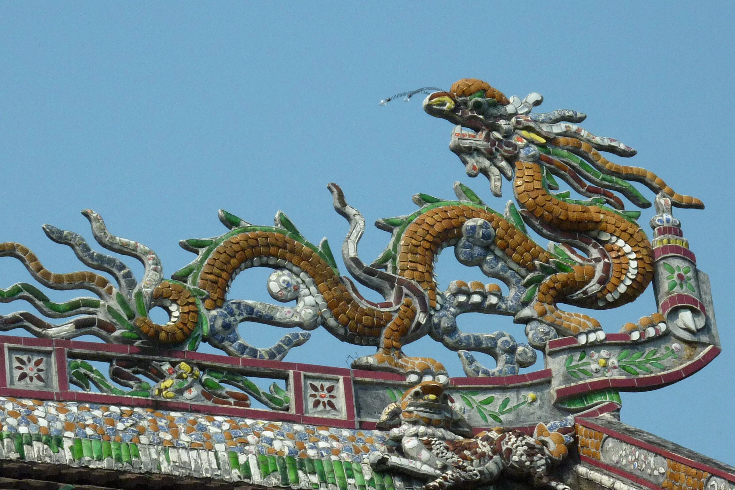 Ein gewundener Drache auf dem Dach eines Ahnentempels in Vietnam