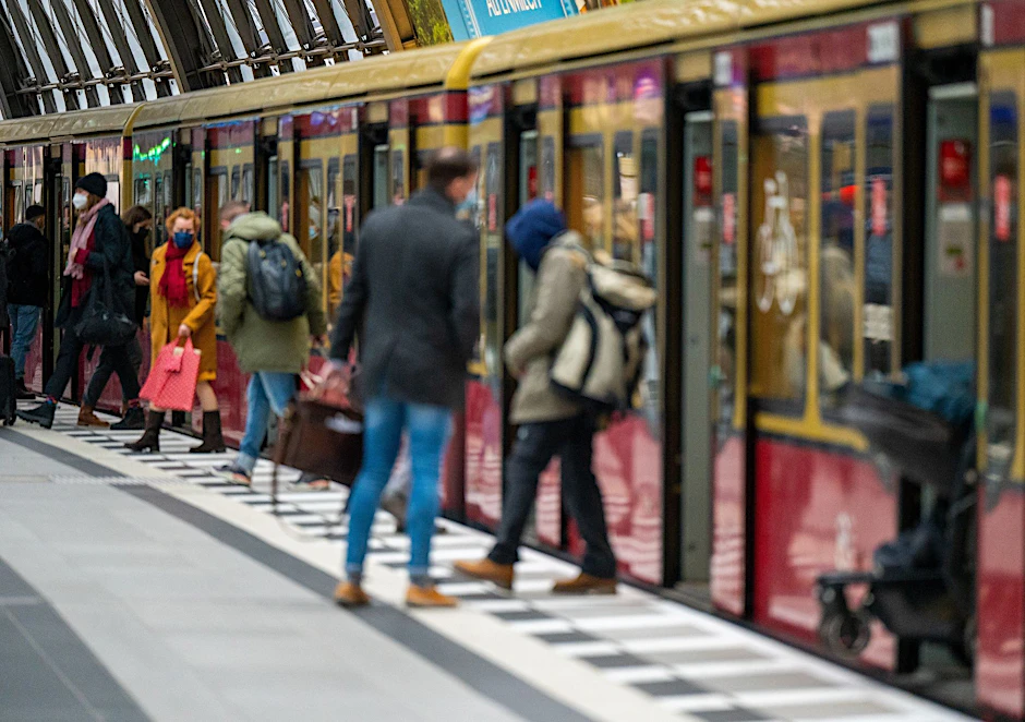 Fahrgäste steigen in eine S-Bahn ein.&nbsp;
