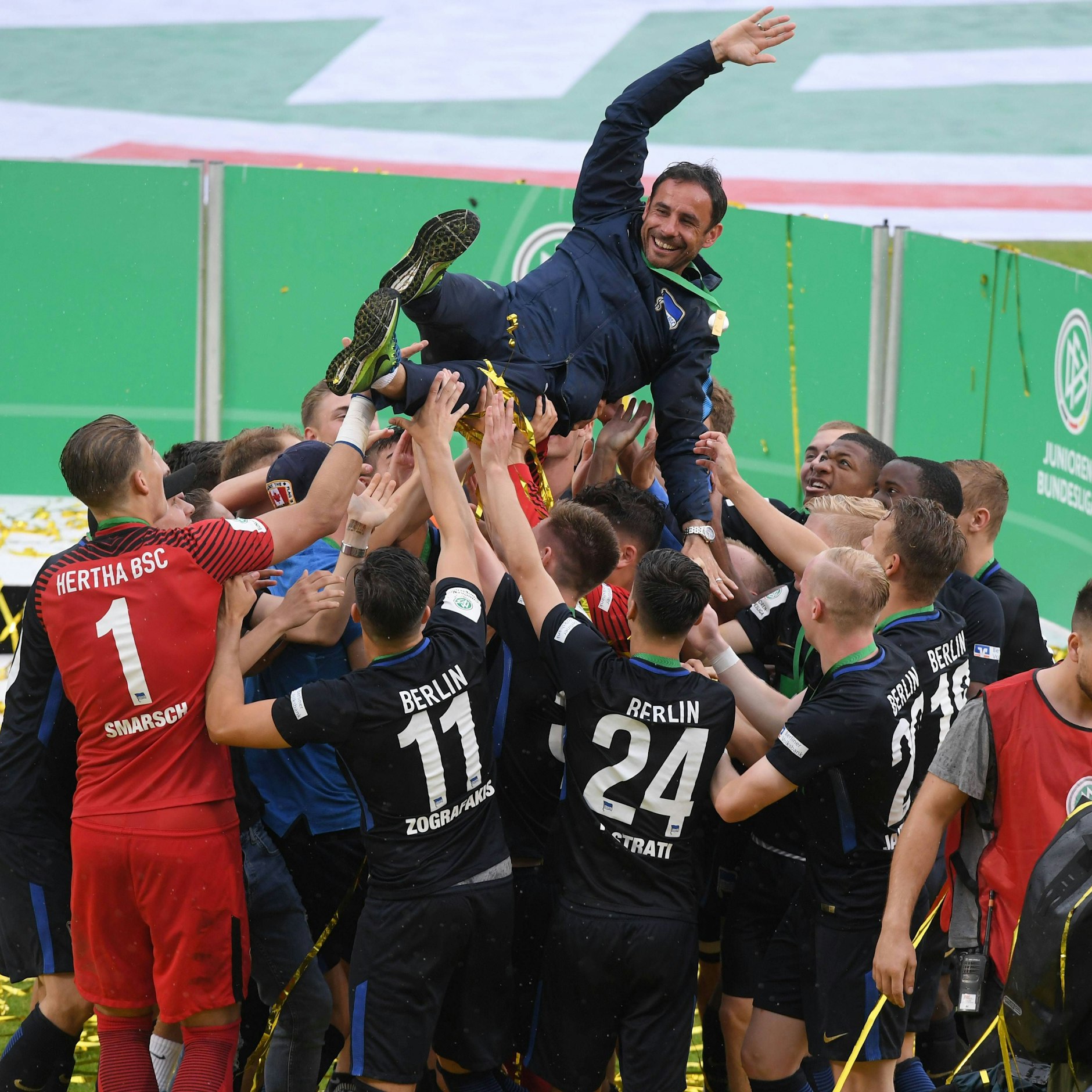 Das war 2018: Herthas A-Jugend gewinnt die Deutsche Meisterschaft und lassen ihren Trainer hochleben.