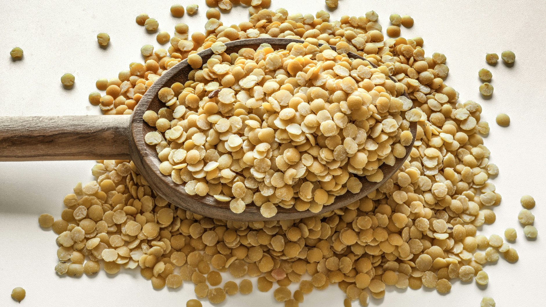 Gelbe Linsen sind geschälte Linsen. Ohne die Schale haben sie weniger Ballaststoffe, sind dafür aber besondert gut verdaulich.