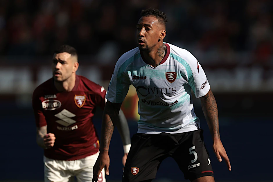 Jérôme Boateng (r) kam bei seinem Debüt für Salernitana rund 60 Minuten zum Einsatz.  ess Wire/dpa