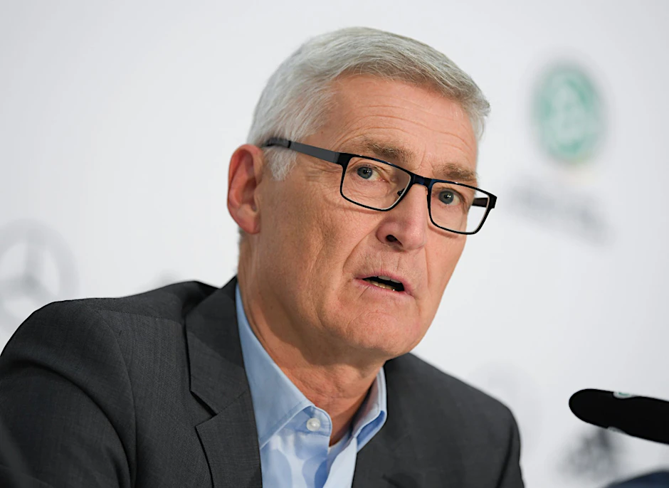 ARCHIV - Lutz Michael Fröhlich spricht während einer Pressekonferenz von DFB und DFL.  