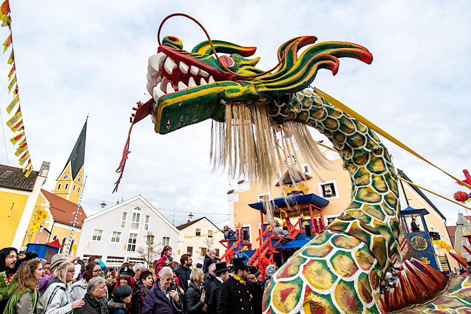 Ein Drache beim „Chinesenfasching“ im bayerischen Dietfurt an der Altmühl.