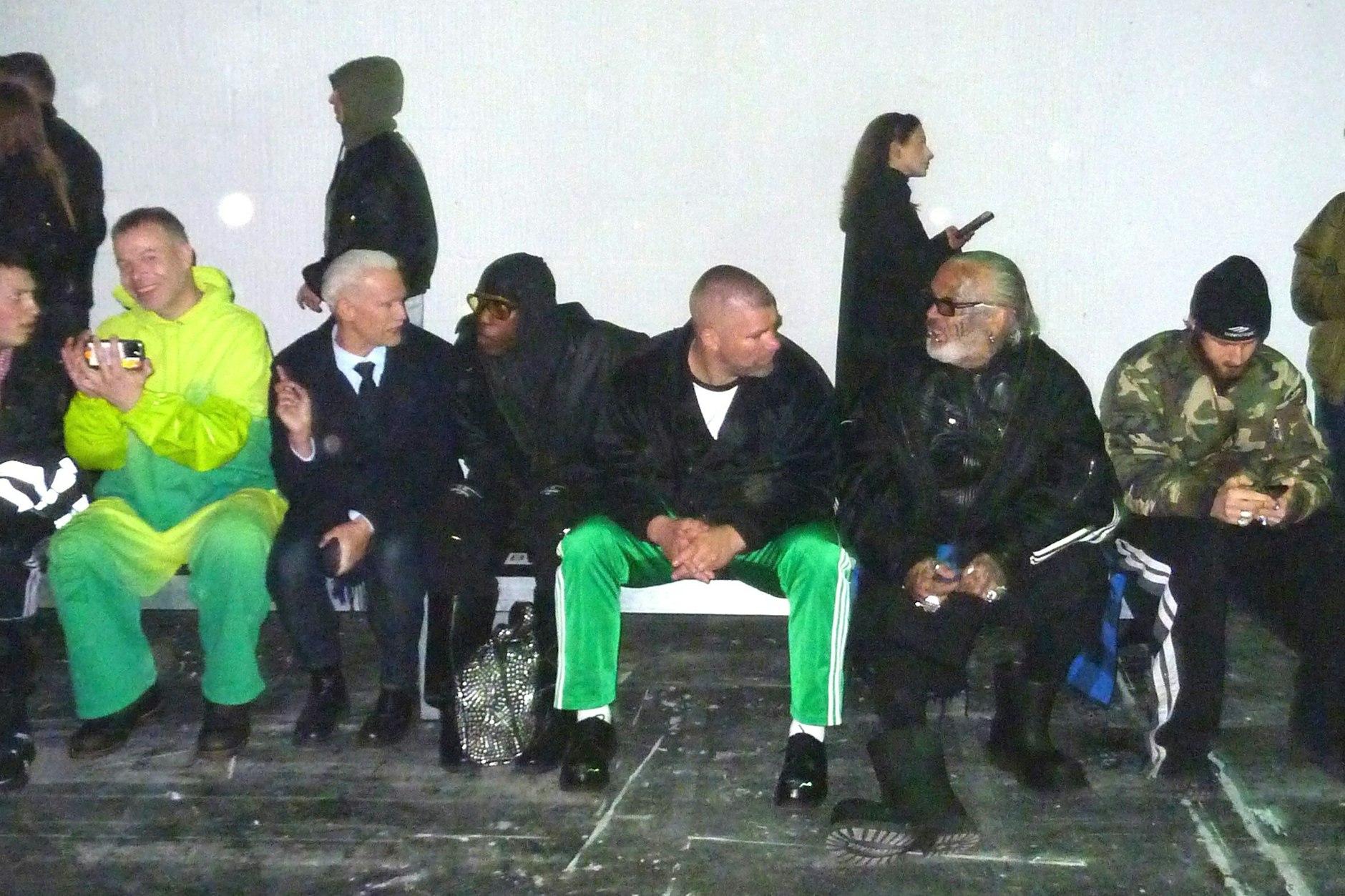 Berliner Front Row: Wolfgang Tillmans im neongrünen Zweiteiler, daneben Klaus Biesenbach mit Krawatte und der unverwechselbare Sven Marquardt, zweiter von links.