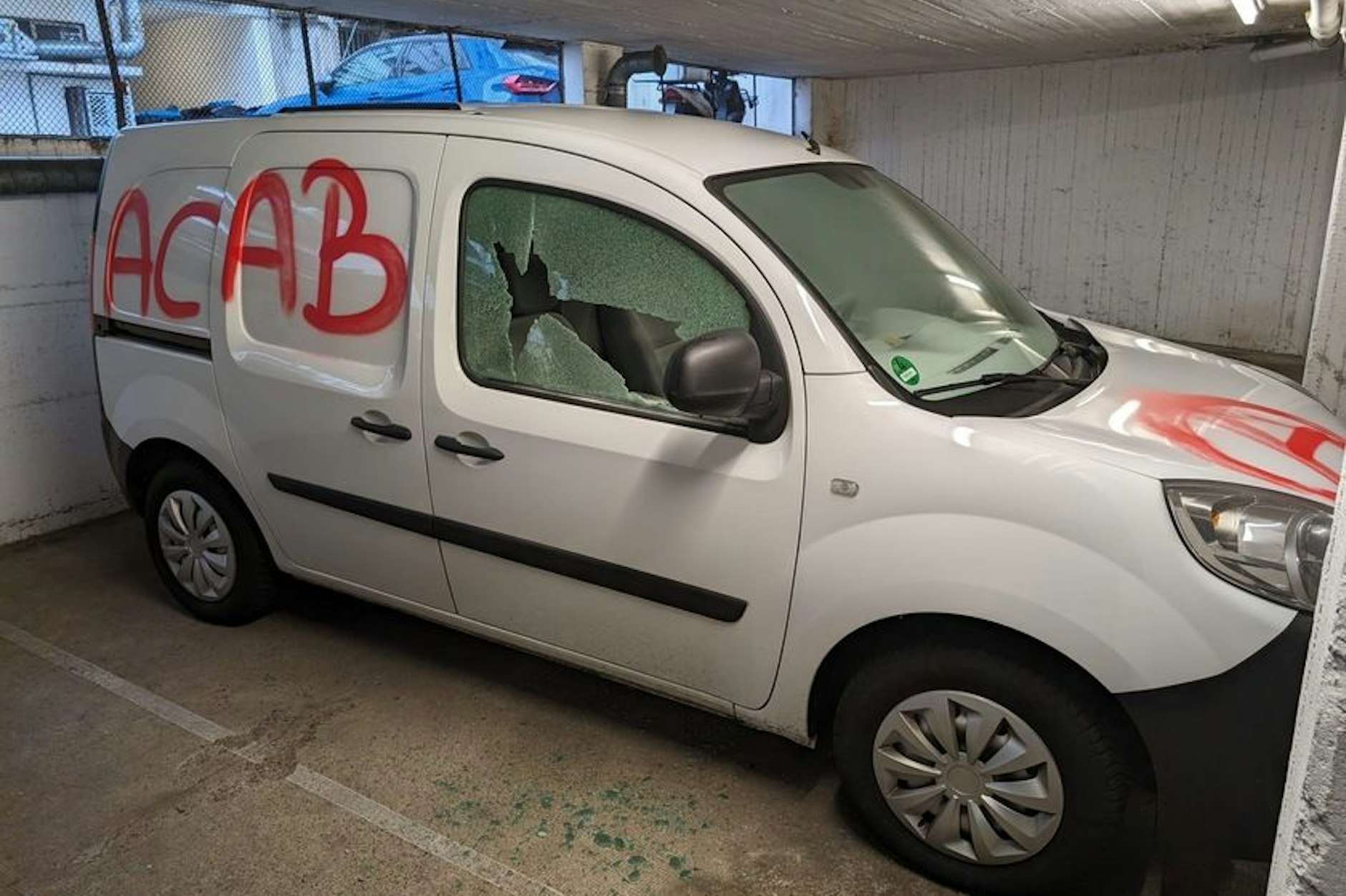 Die Autos der GdP wurden mit Schriftzügen beschmiert.