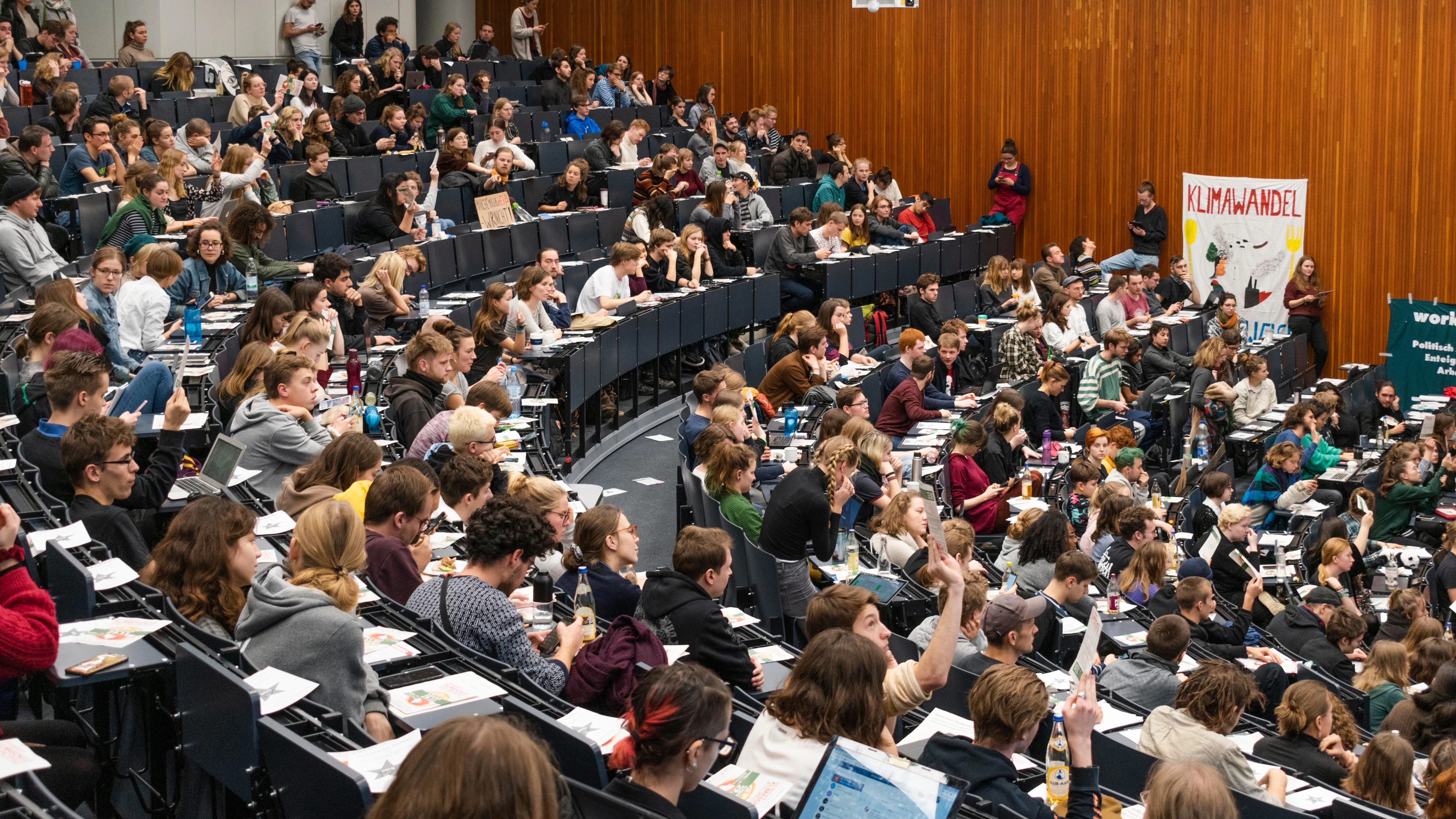Blick in den Hörsaal: Die FU ist oft ein Ort für politische Auseinandersetzungen. Hier ging es um den Klimawandel.