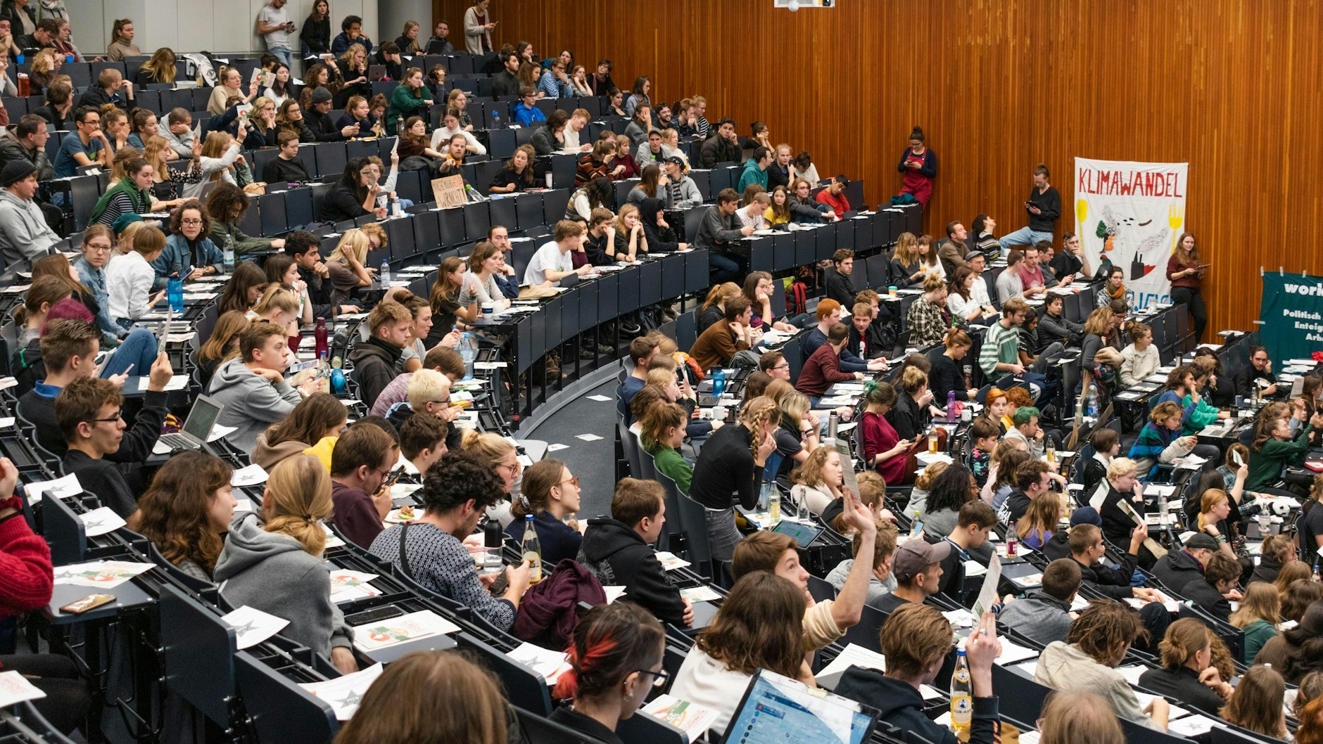 Blick in den Hörsaal: Die FU ist oft ein Ort für politische Auseinandersetzungen. Hier ging es um den Klimawandel.
